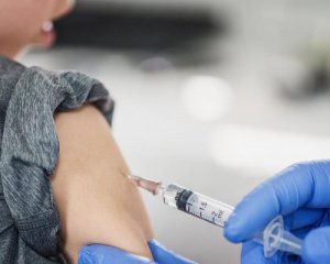 Украинцам будут вводить третью дозу Covid-вакцины