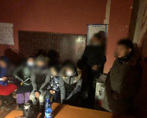 Группа афганцев проникла в школу на Закарпатье