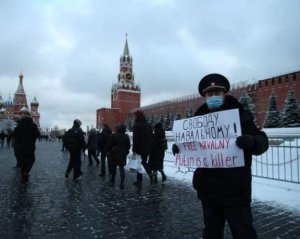 У Москві під Кремлем вийшли із плакатом &quot;Путін вбивця&quot;
