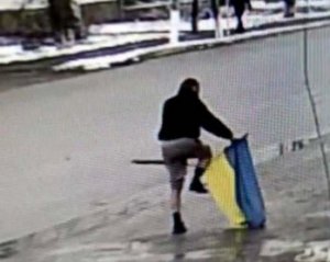 Рецидивіст серед вулиці поглумився з прапора України