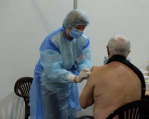Україна запроваджує бустерну дозу Covid-вакцини: колотимуть не всім