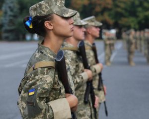 Беременные и женщины с детьми должны стать на военный учет — Минобороны