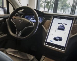 Tesla заблокирует доступ к играм во время движения авто