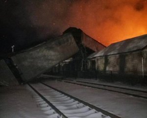 На комбинате хлебопродуктов масштабный пожар: задерживаются поезда