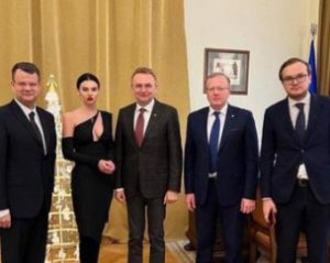 Кива запропонував роботу помічниці замміністра, відомій любов'ю до глибоких декольте