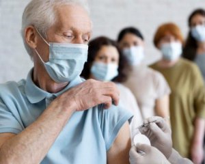 Бустерную дозу вакцины от Covid-19 рекомендуют делать украинцам старше 60 лет