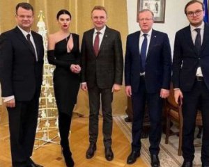 Называю платье протестом - спутница бывшего замминистра прокомментировала скандал с нарядом