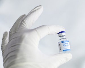 В Японії розробляють вакцину від коронавірусу на все життя