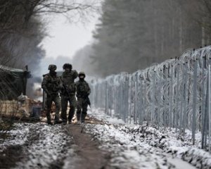 Белорусские солдаты перерезают ограждение на границе с Польшей