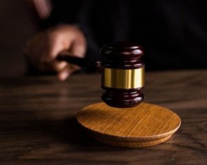 Жінці, яка зарізала залицяльника через домагання, призначили домашній арешт