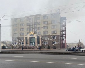 Горить офіс керівної партії Казахстану, вогонь не гасять