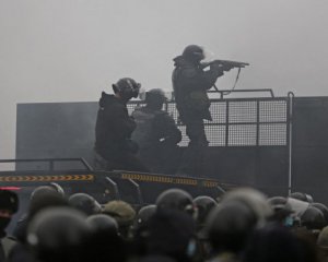 На площі Алмати лунають постріли. Місто огорнув туман
