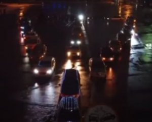 В центре Хмельницкого &quot;засветили&quot; елку из машин: видео момента