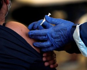 Людям зі слабким імунітетом пропонують четверту вакцину від коронавірусу