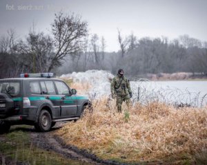 Польща показала, як прикордонники Білорусі ріжуть колючий дріт