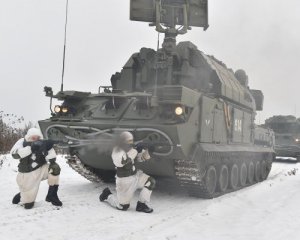 Танки и артиллерия: тысячи военных РФ стянули в оккупированный Крым
