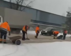 Клали асфальт на снег: Киевавтодор отреагировал на работу коммунальщиков
