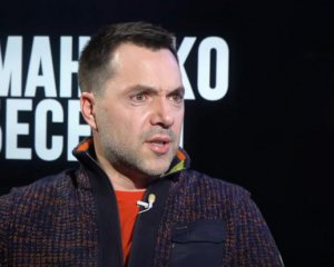 &quot;Удар собі по яйцях&quot; - Арестович почав критикувати Зеленського