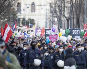 Тисячі людей протестували проти вакцинації в Австрії