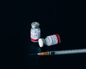 Лечил боли в пояснице: мужчина сделал 11 прививок от коронавируса