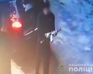 Чоловік розстріляв знайомого з автомату і втік: відео