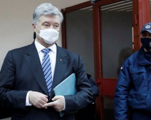 Порошенко хотели задержать еще в аэропорту - адвокат