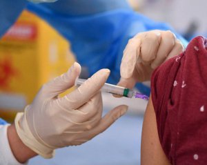 Підліткам в Україні спростили доступ до Covid-вакцинації: подробиці