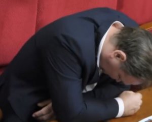 Нардепа від ОПЗЖ спіймали на "цікавому" занятті в Раді