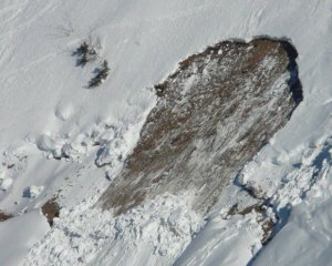 На дорогу государственного значения сошли сразу две лавины