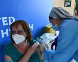 Скільки ще в Україні виплачуватимуть 1 тис. грн за вакцинацію