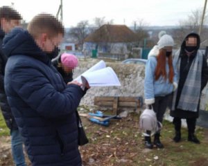 Жінка організувала бізнес на порно з малолітніми доньками