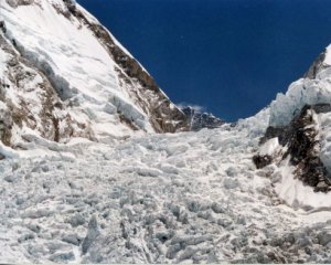 На Евересті аномально швидко розтанув 2000-річний льодовик