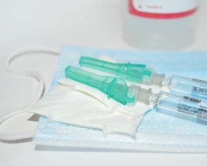 Вакциновані бустерною дозою отримають додаткові 500 грн: назвали дату