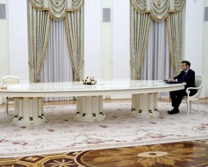 Усе через ДНК: розкрили таємницю "довгого столу" на переговорах Путіна й Макрона