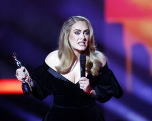Танцевала вокруг пилона в гей-клубе: Адель показала, как отпраздновала триумф на Brit Awards