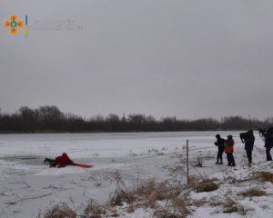 На ставку під лід провалилися троє школярів