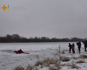 На пруду под лед провалились трое школьников