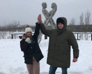 Скованный "цепью любви" харьковчанин продает ее за $3 млн