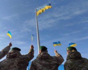 Луганщина: украинские воины уничтожили 2 российских танка и 1 БМП. Враг отступил