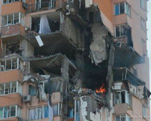 Від влучання снаряду в будинок у Києві зруйновано п&#039;ять поверхів. На місці працюють рятувальники