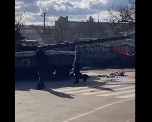 Українці голіруч зупиняють колону російських танків: відео