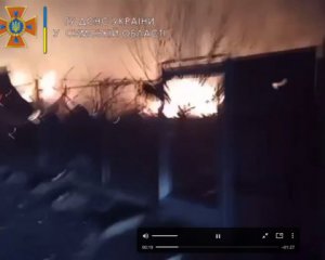 У Сумах ворог обстріляв житлові будинки. Загинув чоловік, поранено жінку