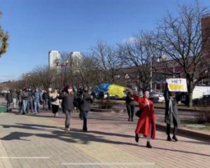 Белорусы и россияне выходят на митинги против войны в Украине. Их массово задерживают