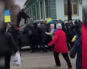 В сданном оккупантам Купянске люди подняли украинский флаг