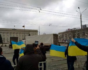 В Херсоне &quot;гуманитарку&quot; оккупантов встретили с украинскими флагами