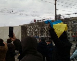 &quot;Подвезли 10 бабушек и начали раздавать свертки&quot; - в Херсоне сорвали митинг за создание ХНР