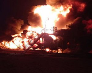 После авианалета россиян в Житомирской области горят нефтебазы