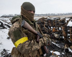 Ворог вводить в оману. Позначає себе жовтою стрічкою