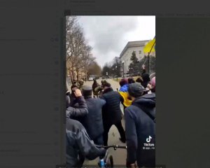 У Херсоні знову мітинг - лунають постріли