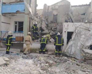 Вражеский авиаудар по Харьковщине - из-под завалов достали тела пятерых погибших